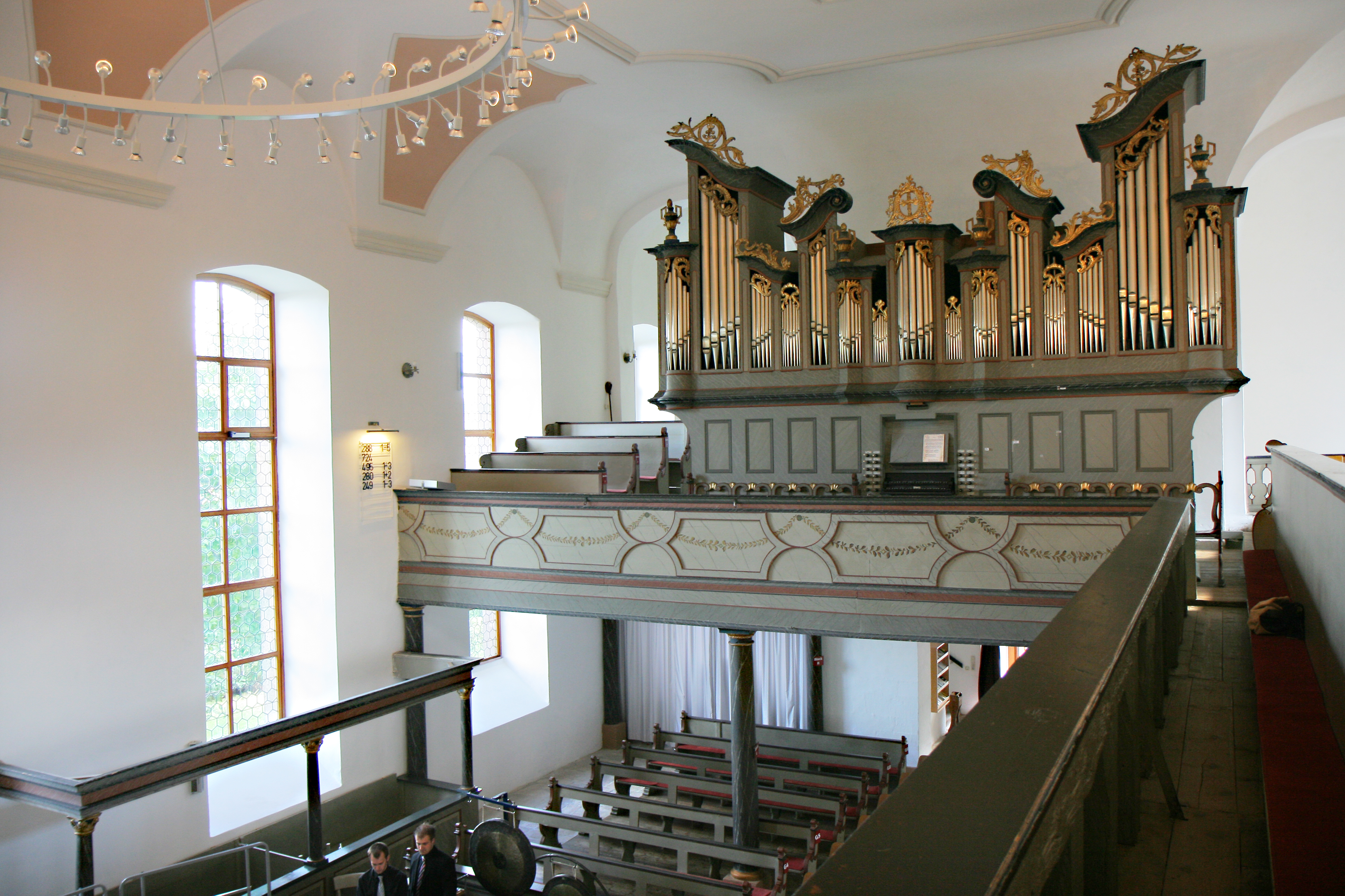 Seit über 40 Jahren findet der Nieder-Moooser Konzertsommer in der Ev. Kirche mit einer jährlich neu arrangierten Konzertreihe statt. Besondere Erwähnung sollte die unter Denkmalschutz stehende Orgel, 1790/1791 von Johann-Markus Oestreich erbaut, finden.